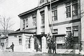 Hospital in Karasugatsuji (1919)